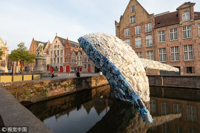 ballena de plastico de 12 metros de altura
