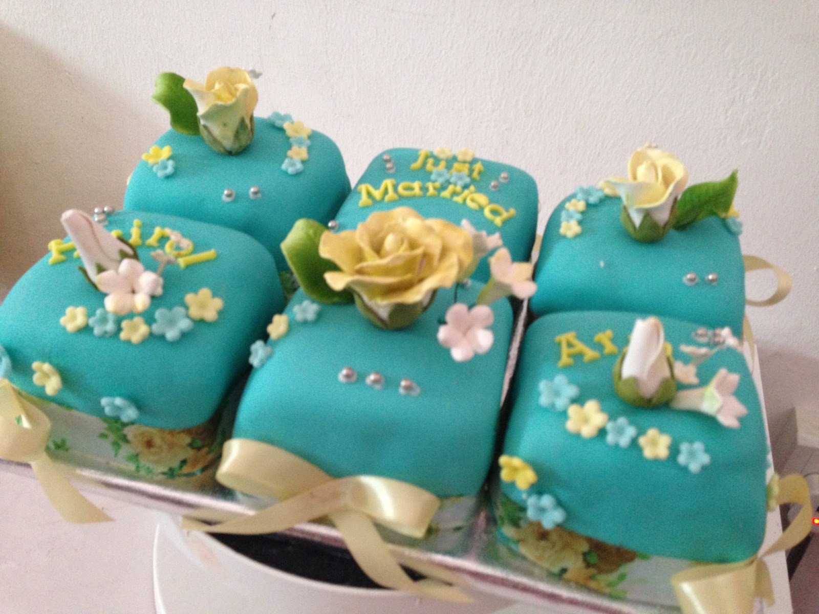 Ninie cakes house: MIni fondant Hantaran cake