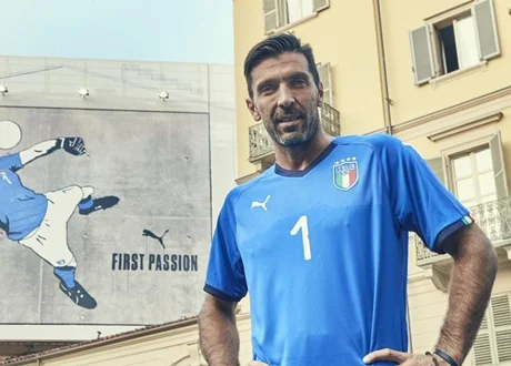 Buffon Pamerkan Jersey Timnas Italia untuk Piala Dunia 2018