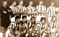 REAL VALLADOLID DEPORTIVO - Valladolid, España - Temporada 1975-76 - Llacer, Salvi, Santos, Docal II, Moré, Amarillo; Díez, Mellado, Vicente, Landáburu y Rusky - REAL VALLADOLID 1 (Landáburu), RACING DE SANTANDER 0 - 22/08/1976 - Trofeo Ciudad de Valladolid, 5ª Edición, final - Valladolid, estadio José Zorrilla