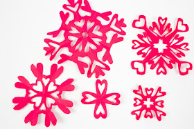 make paper heart snowflakes for Valentine's Day- such a fun kids craft idea!