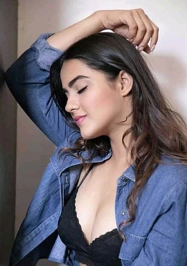 Kavya Thapar cleavage hot actress ek mini katha