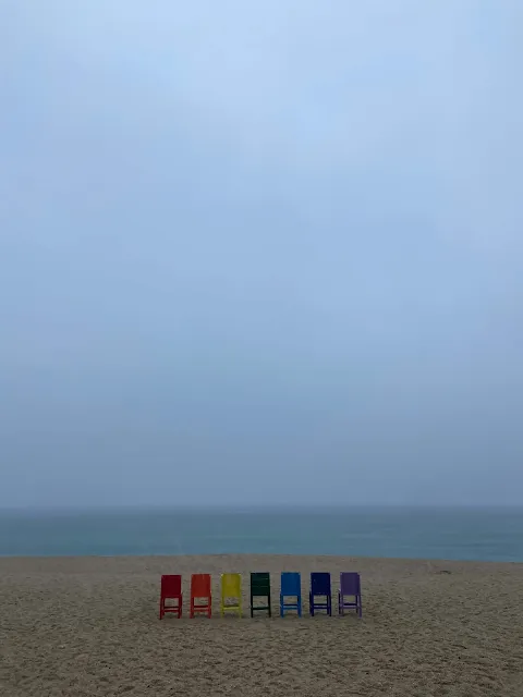 속초-바다정원-앞-해변-무지개색-의자도-있음