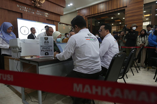 Anies Baswedan dan Muhaimin Iskandar menggelar pertemuan lanjutan dengan tim hukum mereka Gugatan MK: Peluang Mendiskualifikasi Gibran Rakabuming