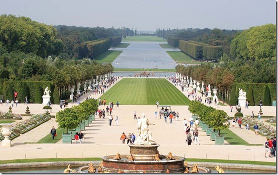 Vista de parte do jardim do Palácio de Versalhes, França