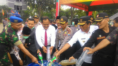 Jelang Puasa, Forkopimda Gresik Musnahkan Ribuan Botol Miras Dan Menolak Paham Khilafah