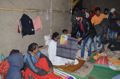 Khesari Lal Yadav distributed blankets among poor -  Photo 2