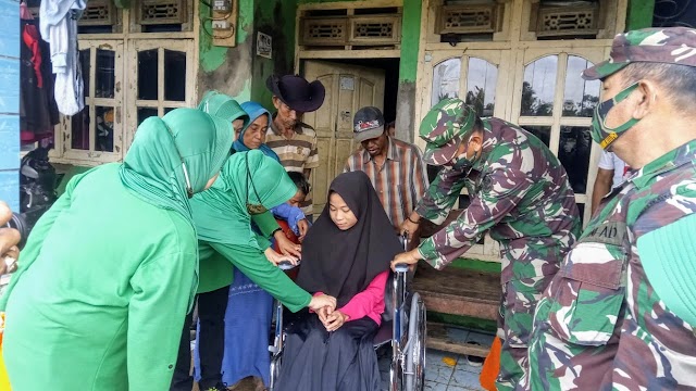 Peduli Korban Bencana Alam Banjir  'Persit KCK Cabang XXXIII Dim 0601 Pandeglang Berikan Bantuan