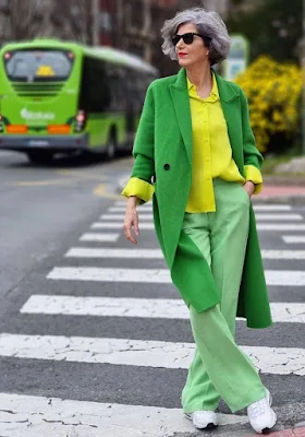 Montar um look pautado na dupla verde e amarelo não só é possível, como bastante estiloso. Para fugir do óbvio aposte em prints que mesclam as duas cores.