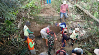 Babinsa Koramil 1423-03/Lilirilau Gotong Royong Membangun Jembatan Tani