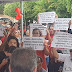 Nem tudo foi só festa na Alcanorte; moradores levam cartazes com frases " Fora Grupo SUAPE GARRIDO"
