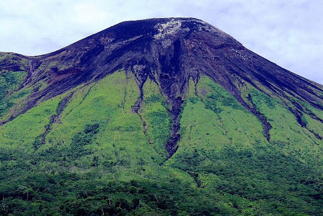 MISTERI GUNUNG  GAMALAMA PULAU TERNATE Indonesia Punya 