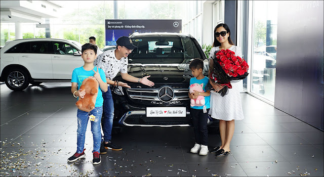 Hứa Minh Đạt tặng vợ Lâm Vỹ Dạ xe sang Mercedes GLC 200 kỷ niệm 9 năm ngày cưới