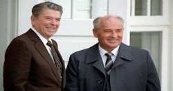  Σε σύνοδο κορυφής στη Γενεύη το 1985 – Έκπληκτος και αμήχανος ο Μιχαήλ Γκορμπατσόφ  Ο Ρόναλντ Ρίγκαν, που χρημάτισε πρόεδρος στις ΗΠΑ από τ...