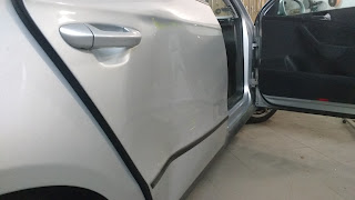 Вм’ятина на задній дверці Volkswagen Passat
