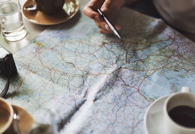 Mapa sobre una mesa y tazas de café