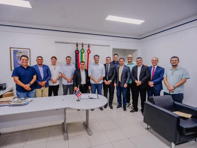 Leo Bezerra transmite cargo ao presidente da Câmara Municipal, que assume Prefeitura interinamente