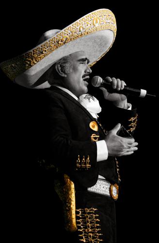 Foto de Vicente Fernández cantando en concierto