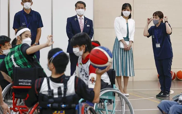 Princess Kako wore a short sleeve pleated white green striped dress and white wool jacket. She wore white leather pumps