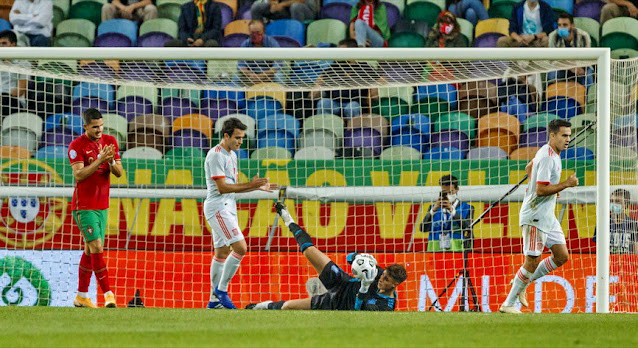 Kepa detiene el balón en presencia de André Silva, Eric García y Reguilón. SELECCIÓN DE PORTUGAL 0 SELECCIÓN DE ESPAÑA 0. 07/10/2020. Partido internacional amistoso. Lisboa, Portugal, estadio José Alvalade. GOLES: No hubo.