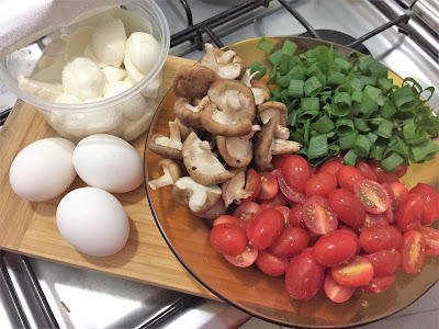 Ovos, tomates, cebolinha, shitake e muçarela de búfala picados