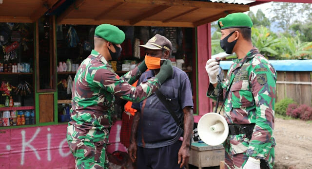 Disiplinkan Prokes, Batalyon Infanteri 756/WMS Sosialisasi dan Bagi Masker ke Masyarakat