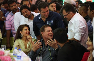 Salman Khan bonds with Jacqueline Fernandez at Baba Siddiqui’s Iftaar Party