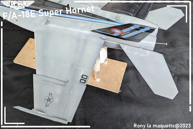 Les décalcomanies du Super-Hornet de Revell au 1/48.