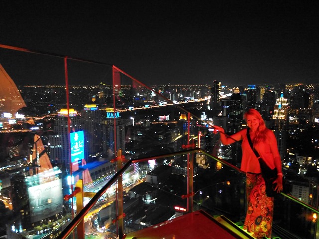 Foto da Olivia, do blog Olivia Garimpando Por AI, visitanto os rooftops de Bangkok