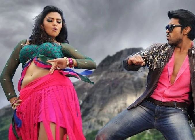 Amala paul showing her sexy navel to ramcharan to taste it