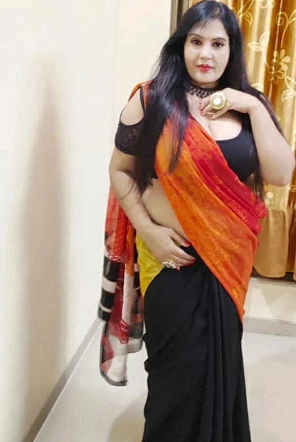 Kanchan Arora saree hot photos nuefliks actress