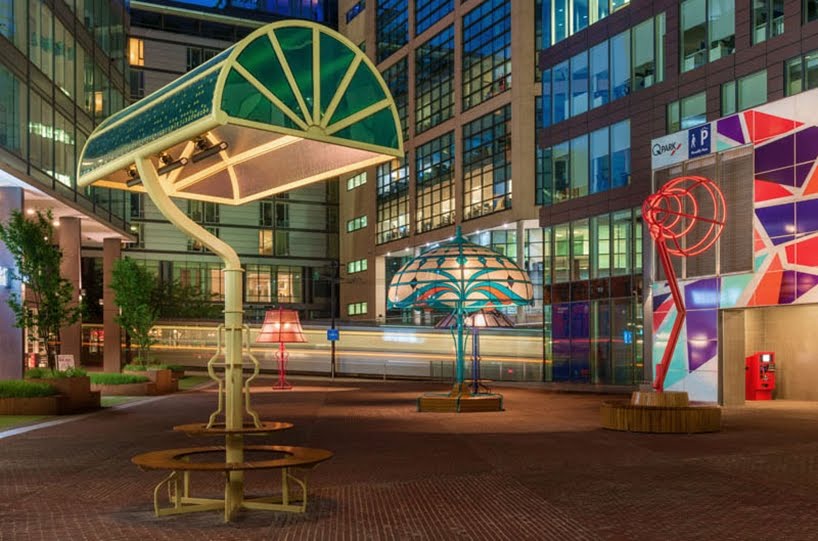Las lámparas gigantes instaladas en Manchester representan la innovación histórica de la ciudad