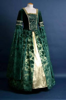 Зеленое старинное платье.