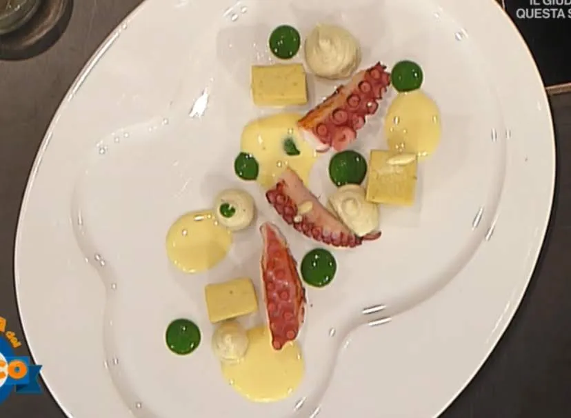 Polpo arrostito con la sua acqua in salsa e panissa di ceci