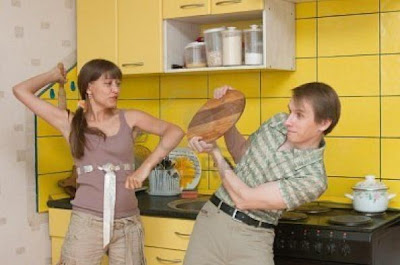 woman-beating-the-man-on-kitchen - آلاف الرجال المغاربة يتعرضون للضرب من زوجاتهم بأدوات المطبخ