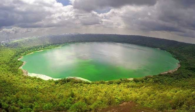 Danau kawah yaitu danau yang terbentuk di kawah atau kaldera vulkanik 10 DANAU KAWAH TERINDAH DI DUNIA