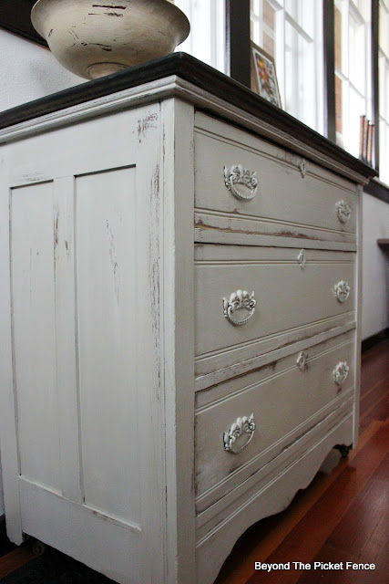 drrsser makeover, farmhouse style, chalk paint, paint makeover, oak dresser, minwax, https://goo.gl/zxVDy0