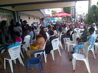 In Pictures: Angry Nigerians storm MTN offices to avoid disconnection
