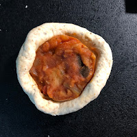 Fourrage da la ratatouille dans pâte Banh bao avant cuisson