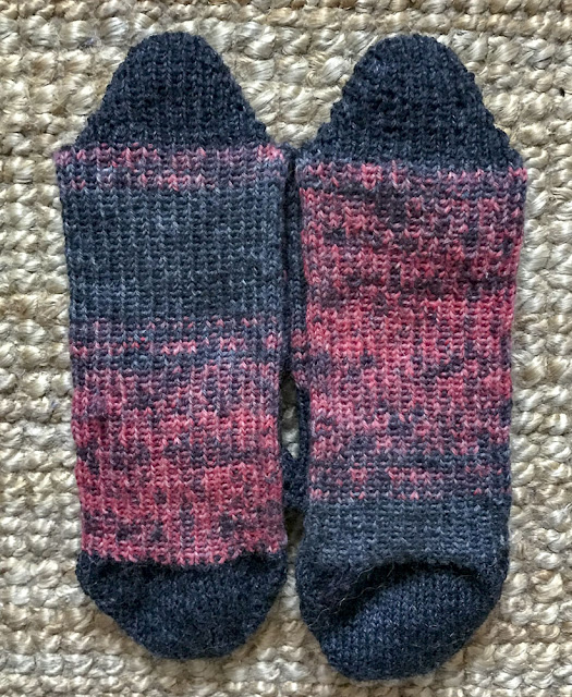 sockor, tå-upp, förkortade-varv-häl, bumeranghäl, elastisk-avmaskning, stickning, knitting