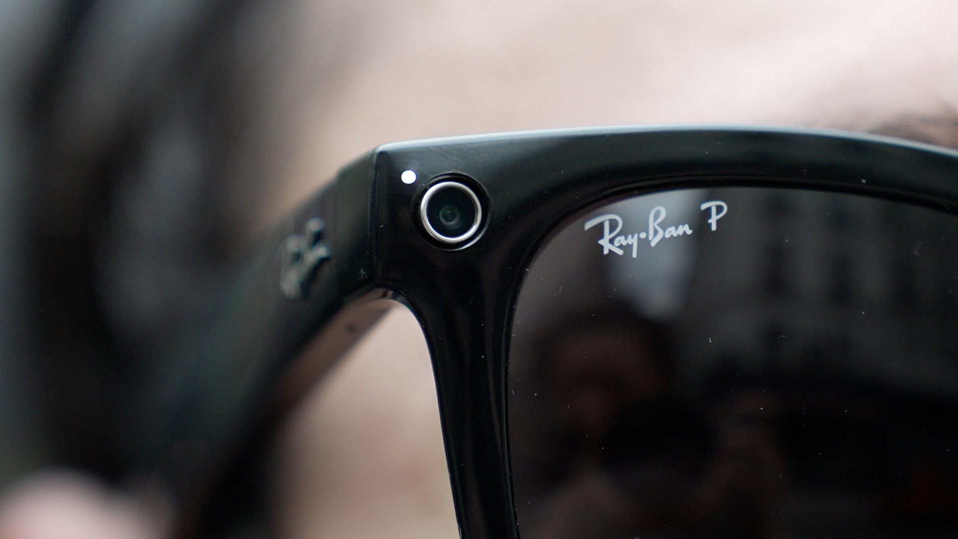 Ray-Ban   تقدم نظارات شمسية مزودة بميكروفون ومكبر صوت وكاميرة واتصال Bluetooth