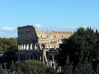 Blick vom Forum Romanum auf das Kolosseum