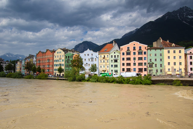 Case colorate sulle rive del fiume Inn-Innsbruck