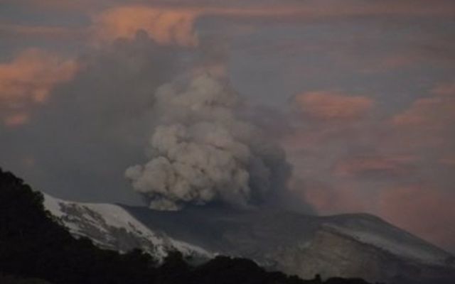 Nevado del Ruiz hace erupción