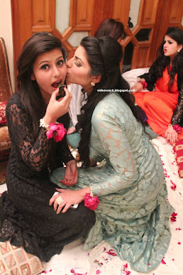 Desi Hot Girls Kissing Romantic Pictures Gallery 