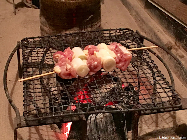 Brochetas de Pollo a la Parrilla de esta Izakaya de Tokio