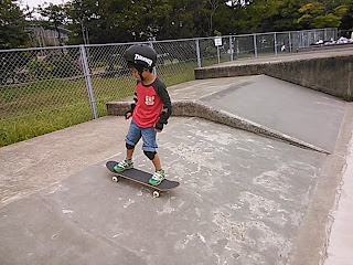 浦安市運動公園スケートボードパークでスケボーを楽しむ子供