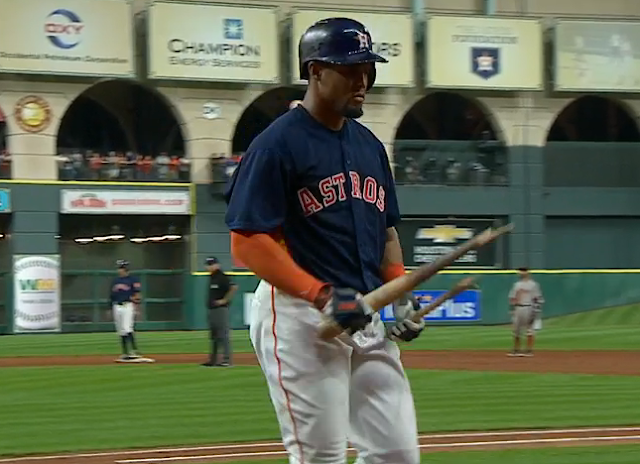 Carlos Gomez breaks bat over his leg