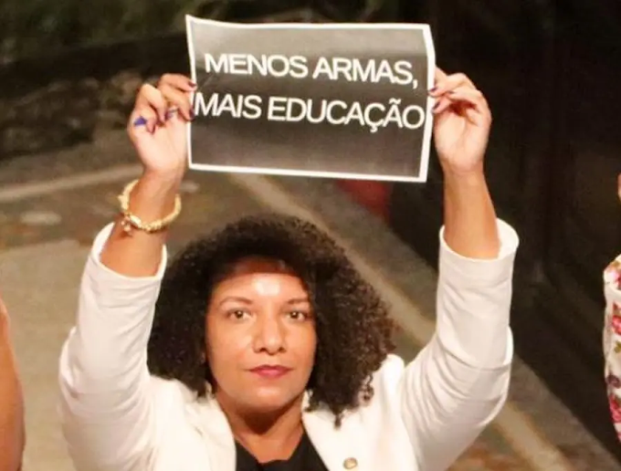 Deputada Renata Souza recebe ameaça de morte pelo Facebook