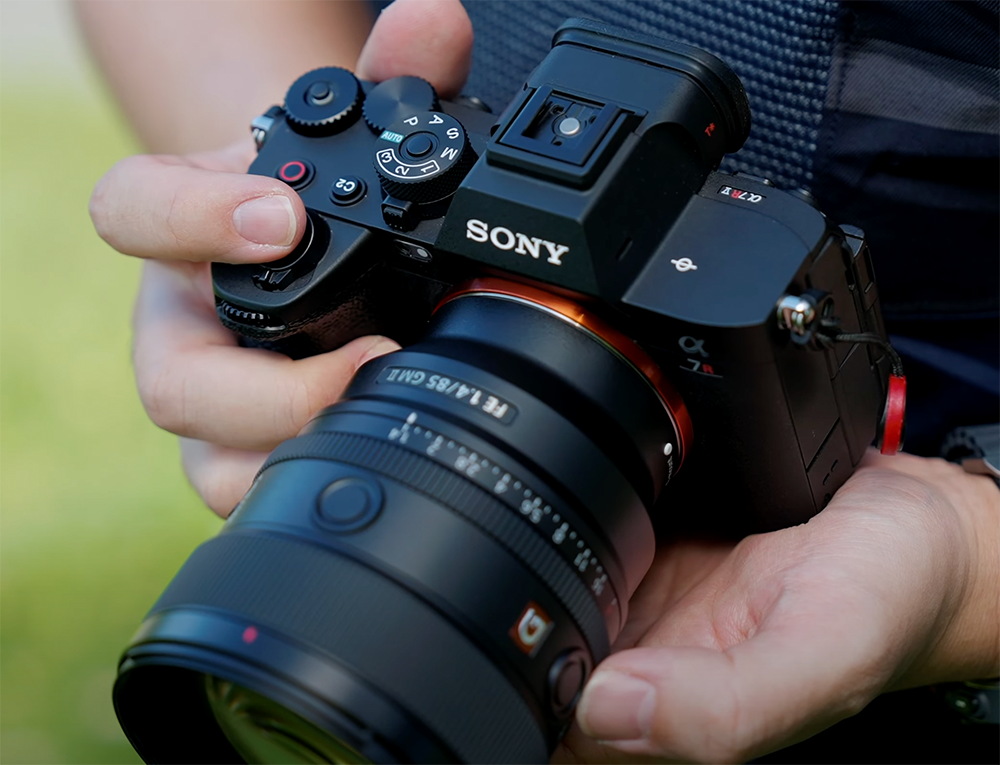 Объектив Sony FE 85mm f/1.4 GM II с камерой